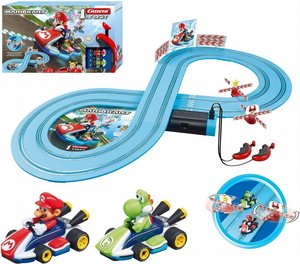 מסלול מירוצים קאררה FIRST – Mario Kart™ מריו ויושי | מסלול 2.4 מטר עם ספינרים, שליטה מותאמת לילדים ו־2 מכוניות מקוריות | מבית Carrera מסלול מירוצים קאררה FIRST – Mario Kart™ מריו ויושי | מסלול 2.4 מטר עם ספינרים, שליטה מותאמת לילדים ו־2 מכוניות מקוריות | מבית Carrera