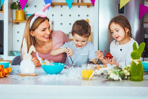 אמא עושה פעילות עם ילדים בבית