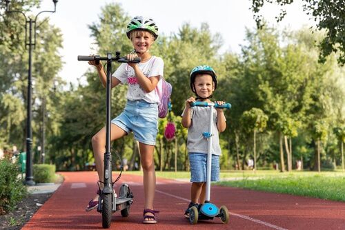 ילדות רוכבות על קורקינט לילדים