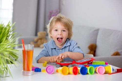 ילד משחק עם פליידו בצק