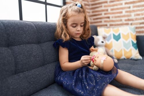 ילדה משחקת בבובת קריי בייבי