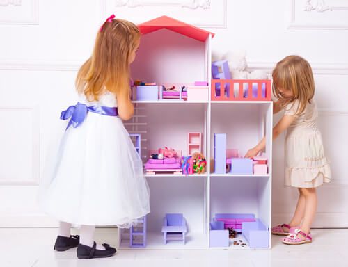 ילדות משחקות בבית הבובות של גבי תמונת אווירה